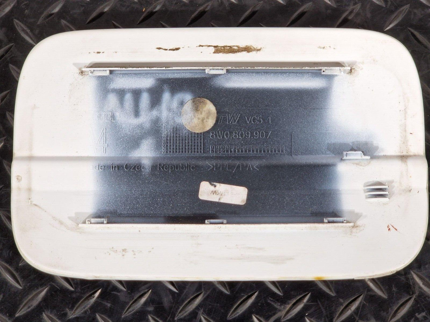 16-19 AUDI A4 B9 GENUINE SALOON FUEL DOOR COVER IN WHITE LY9C 8W0809907