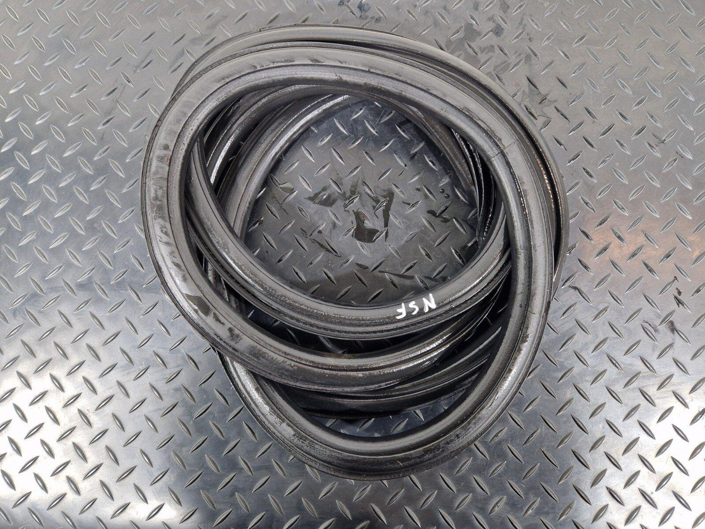 16-19 AUDI A4 AVANT B9 3.0 S-LINE GENUINE LEFT SIDE DOOR RUBBER SEAL 8W9833721