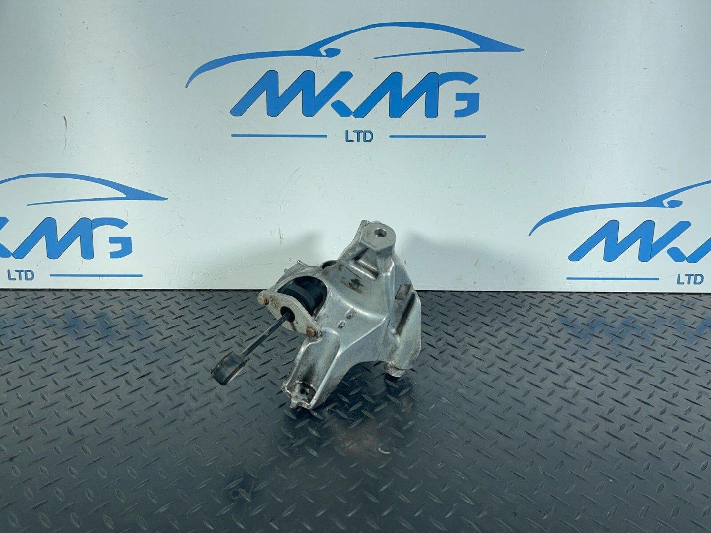 16-23 AUDI A5 F5 SPORTBACK LEFT N/S ENGINE MOUNT BRACKET & BEARING 4M0199307AD