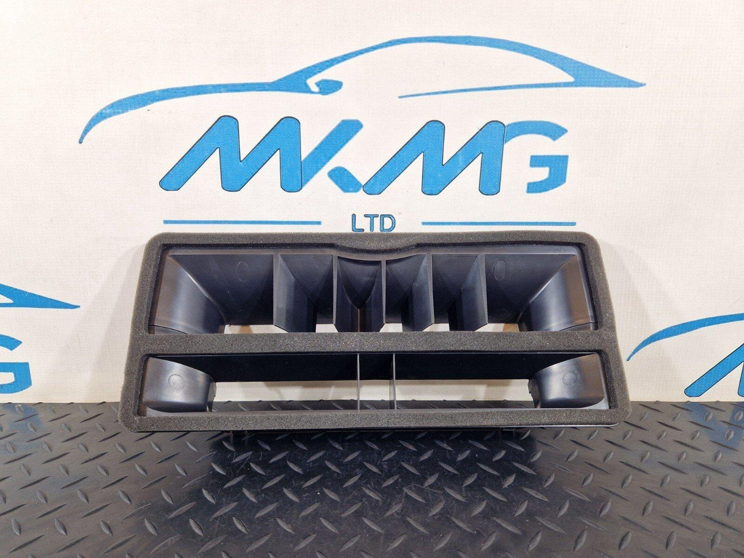 12-18 AUDI A6 C7 GENUINE OEM CENTRE DEFROST AIR DUCT GRILLE CHANNEL 4G2858431