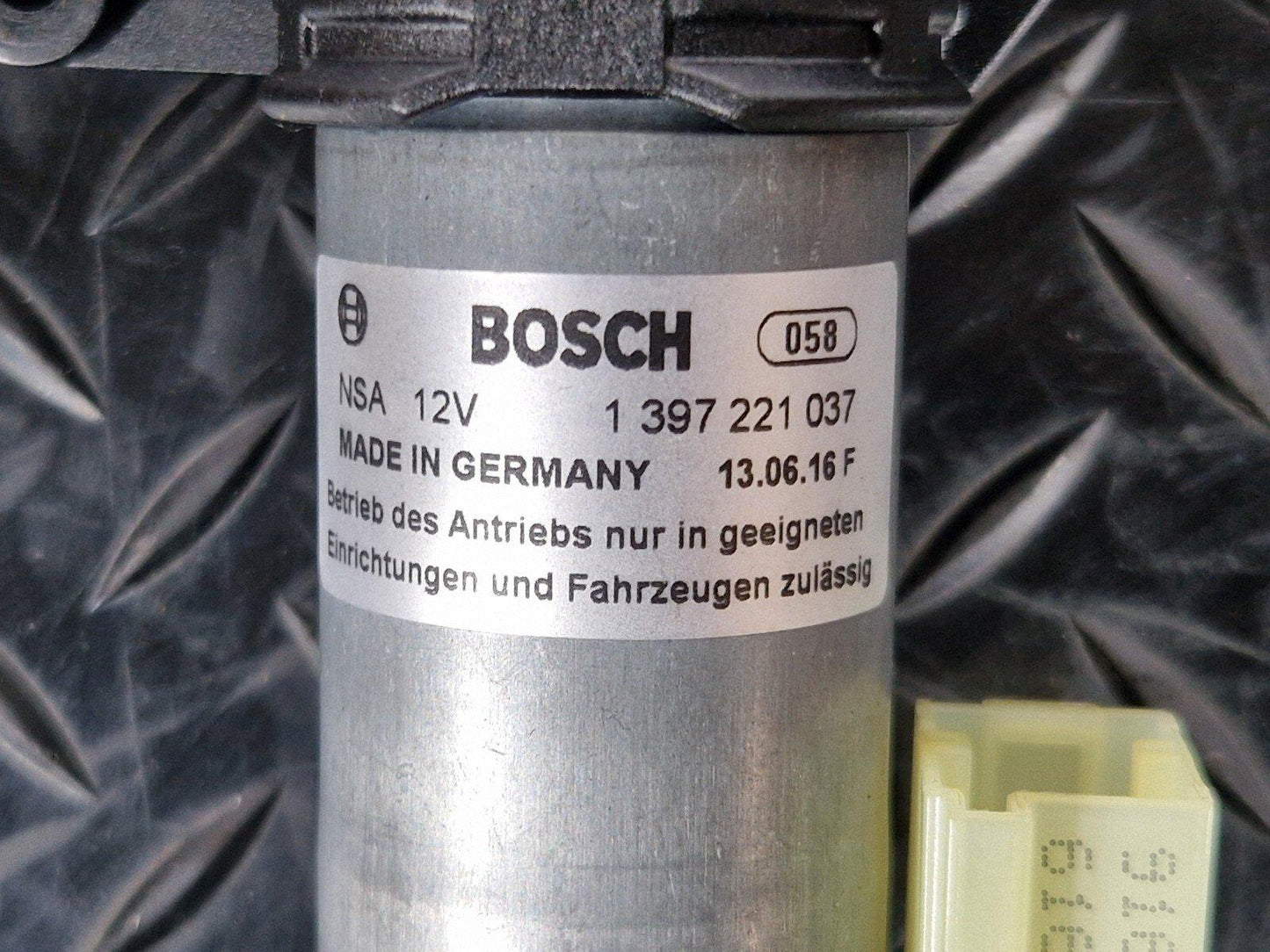 16-19 AUDI A4 B9 GENUINE RIGHT DRIVER SIDE BOOTLID LIFT MOTOR 8W9827852A