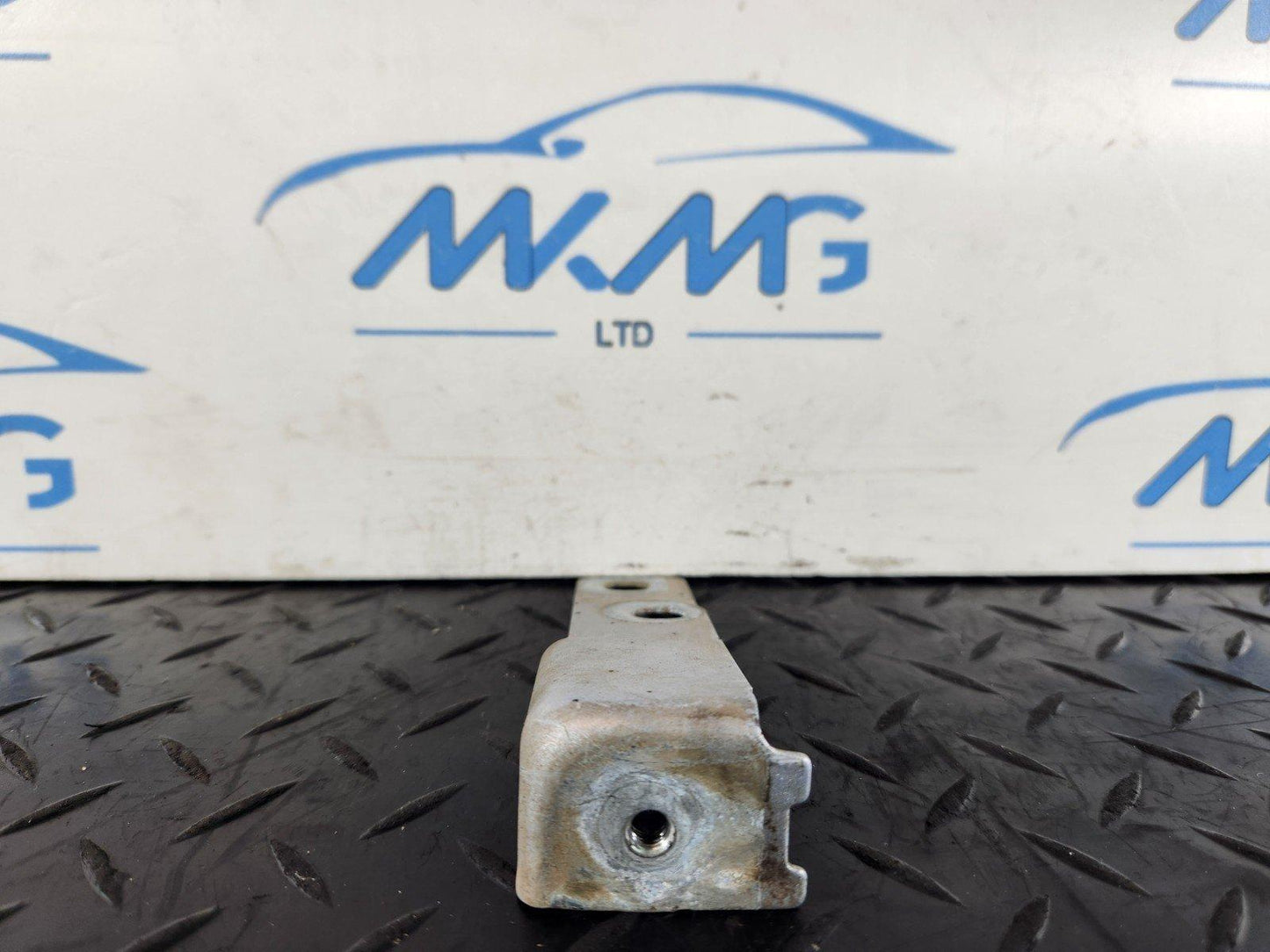 16-19 AUDI A4 B9 GENUINE FRONT LEFT PASSENGER SIDE WING BRACKET 8W0821433