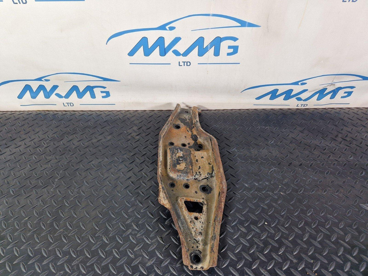 18-ON MERCEDES SPRINTER W907 FRONT BRACKET RIGHT LOWER MOUNT PLATE A9076220800