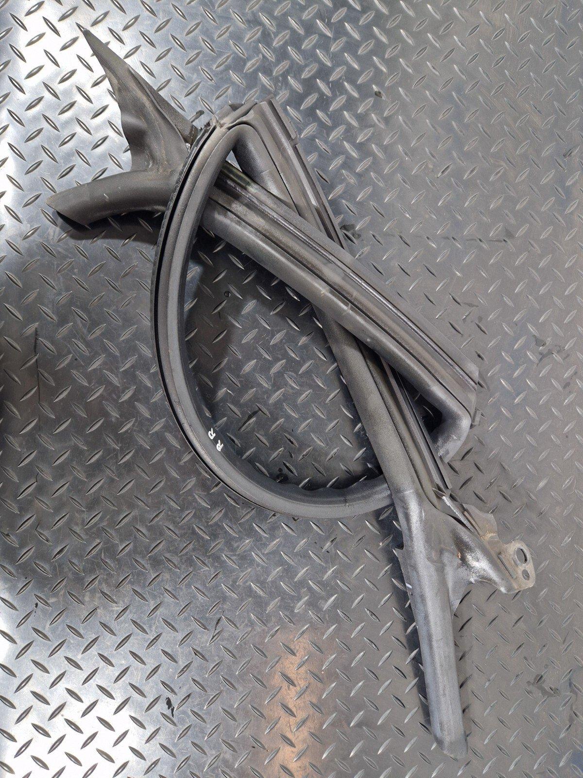 10-18 AUDI A7 4G S-LINE REAR RIGHT DOOR UPPER RUBBER WEATHER SEAL 4G8845696