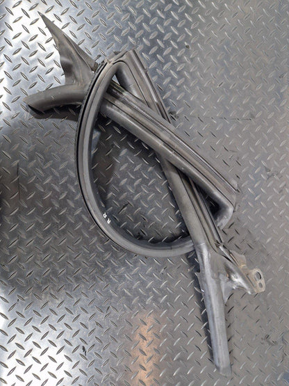 10-18 AUDI A7 4G S-LINE REAR RIGHT DOOR UPPER RUBBER WEATHER SEAL 4G8845696
