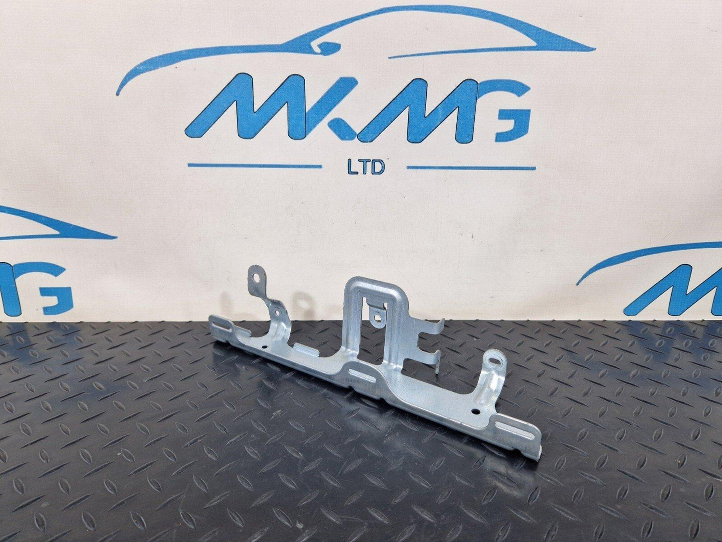 14-21 MERCEDES BENZ C200d W205 GENUINE RIGHT SIDE O/S BOOT BRACKET A2056914400