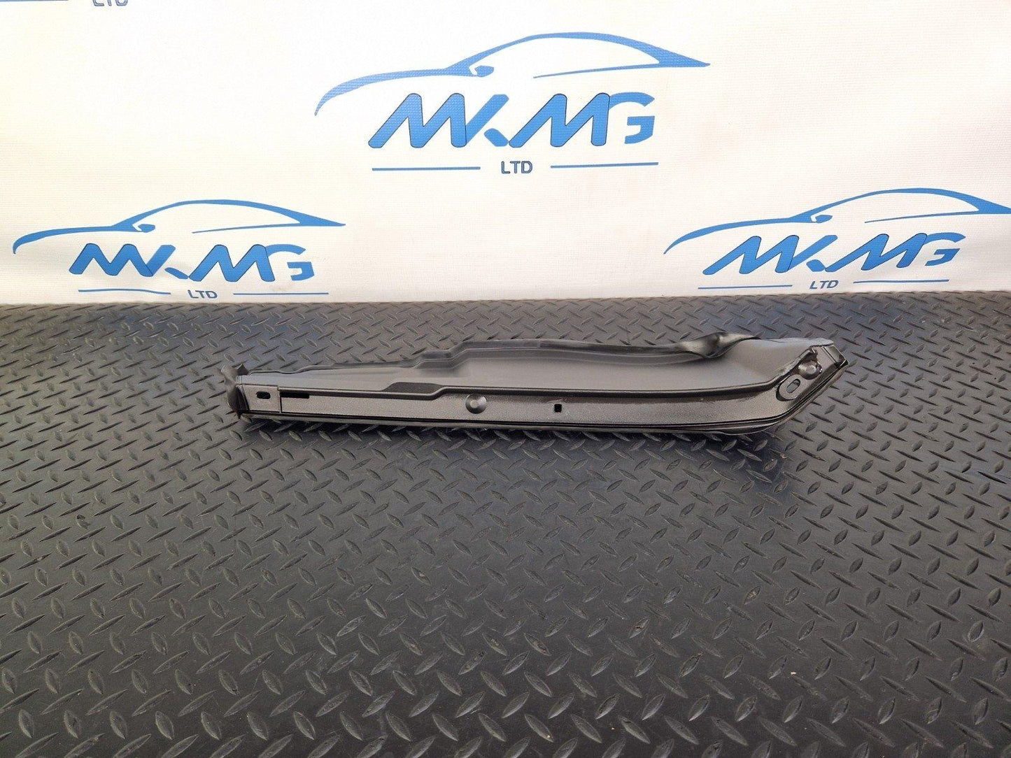 16-22 BMW X1 F48 OEM LEFT SIDE N/S BONNET ENGINE SEAL PANEL 7329399