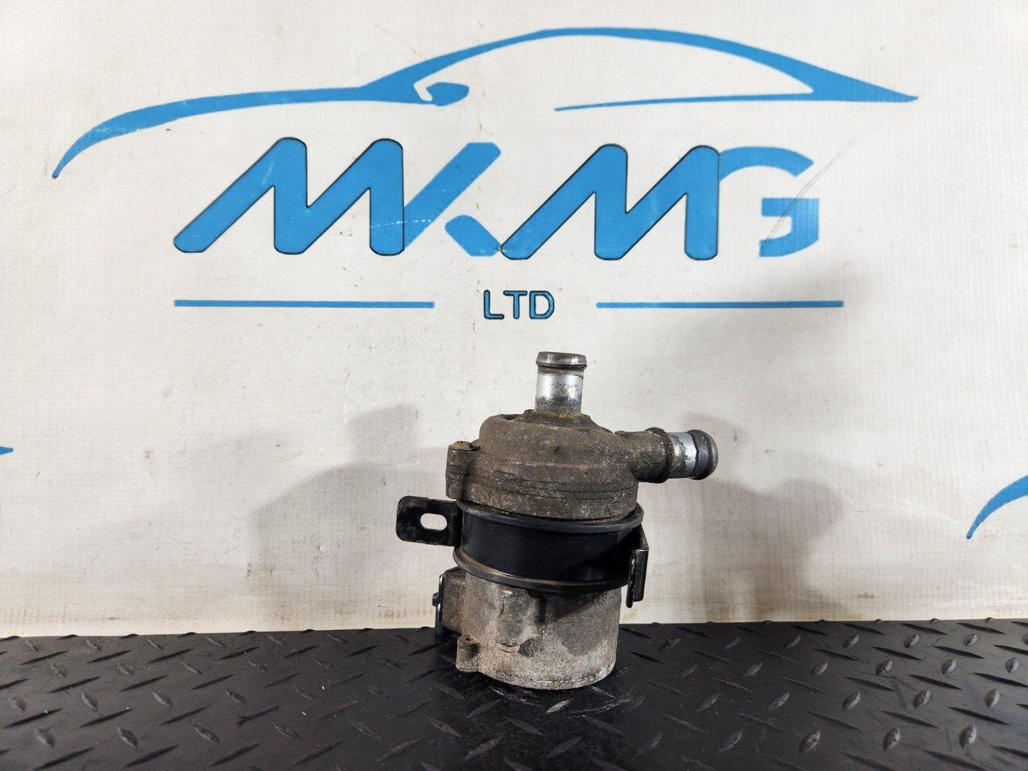 16-19 AUDI A4 B9 GENUINE COOLANT PUMP & BRACKET 8W0145879B 4H0965569A