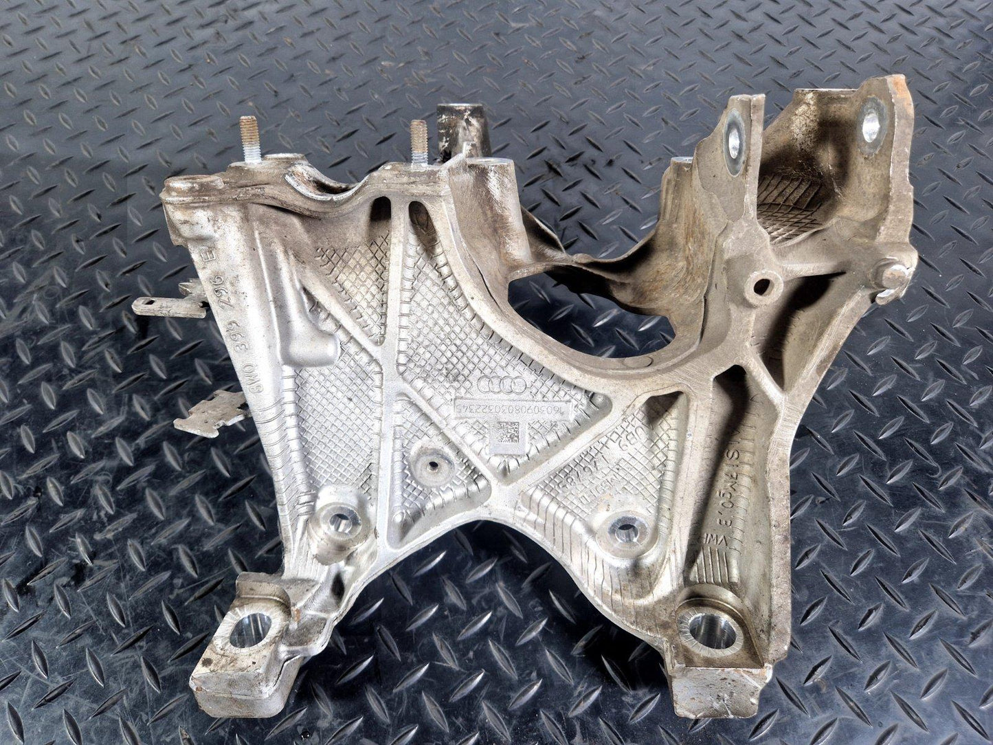 16-19 AUDI A4 B9 2.0 TDI DEU GENUINE RIGHT SIDE ENGINE MOUNT BRACKET 8W0399296E