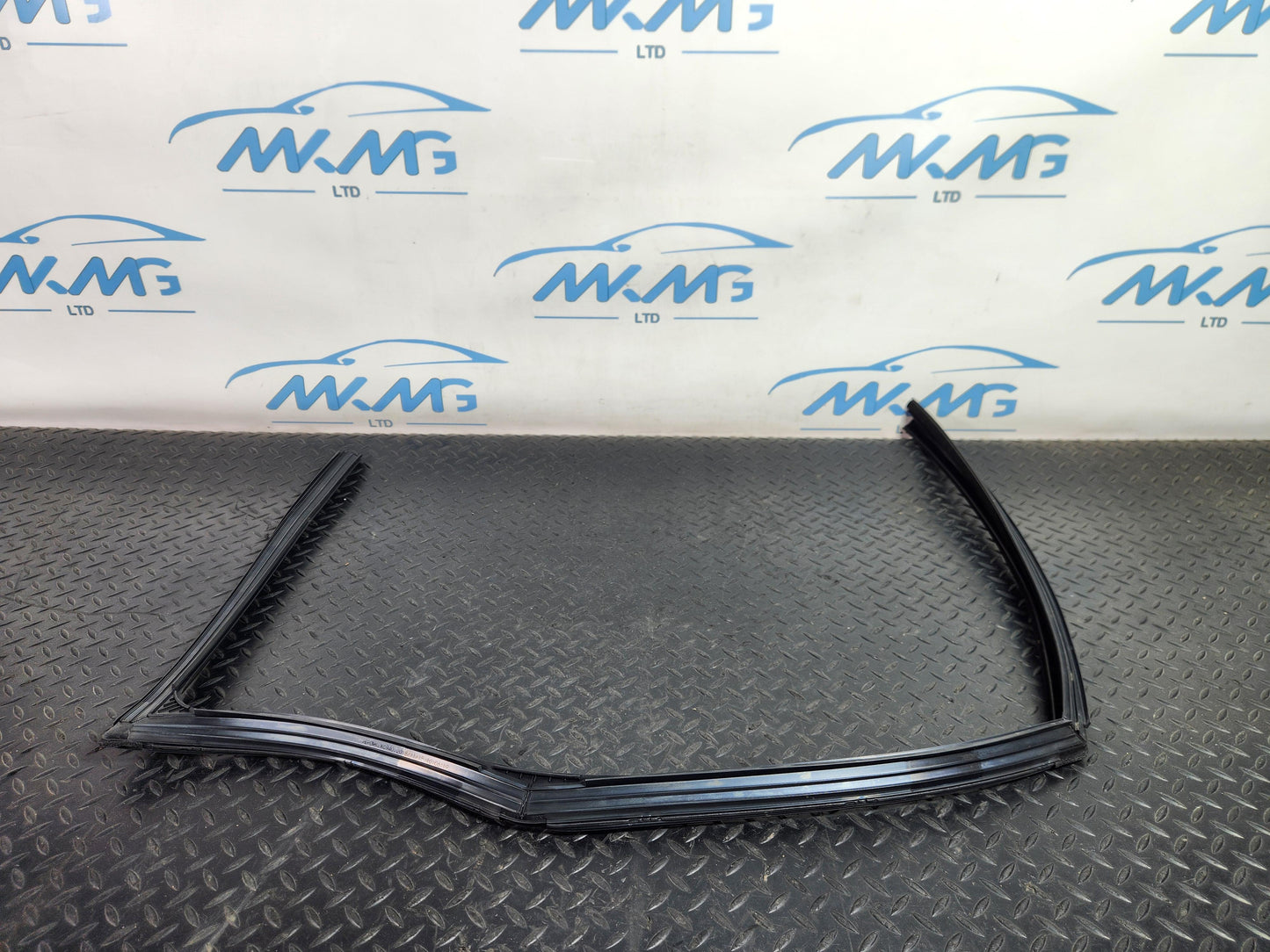 Land Rover Range Rover Evoque L551 Front Right Door Window Rubber Frame XC940