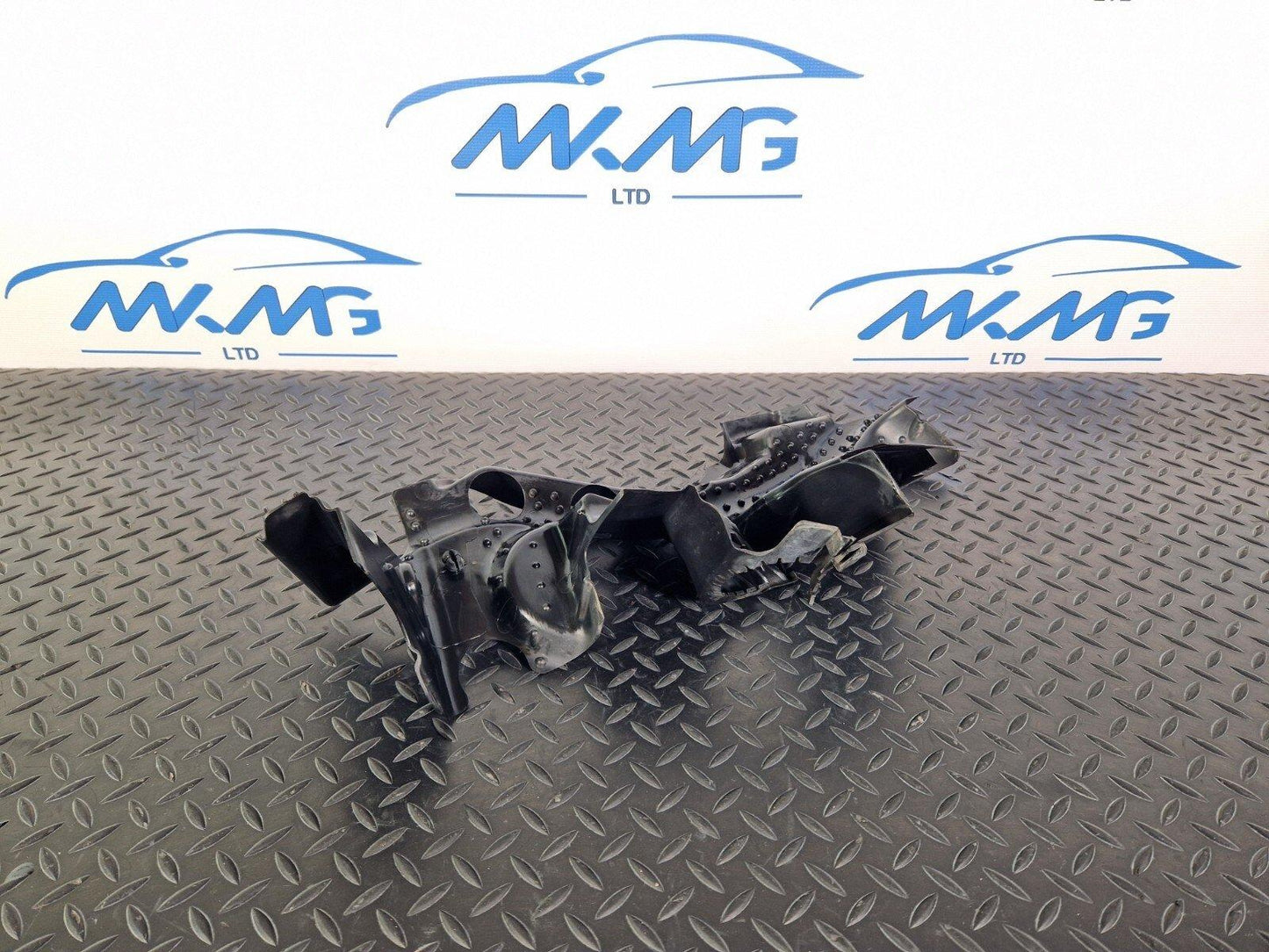 14-21 MERCEDES BENZ C200d W205 OEM RIGHT CENTER NOISE CAPSULE A2135244100