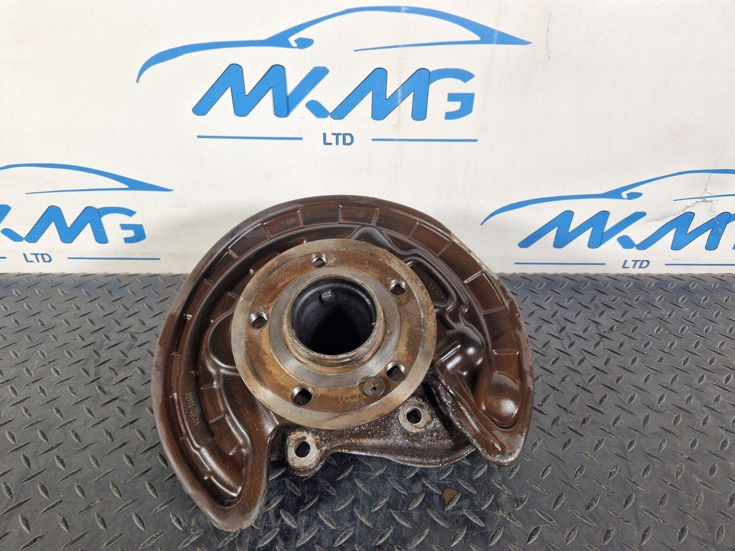 19-ON MERCEDES BENZ B CLASS W247 GENUINE DRIVER SIDE REAR WHEEL HUB A2473571400
