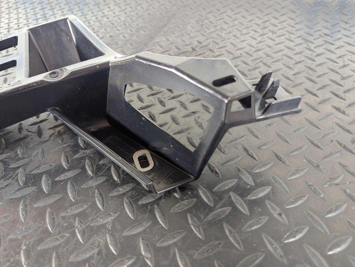 11-19 MERCEDES BENZ ML W166 REAR BUMPER LEFT SIDE BRACKET A1668803303