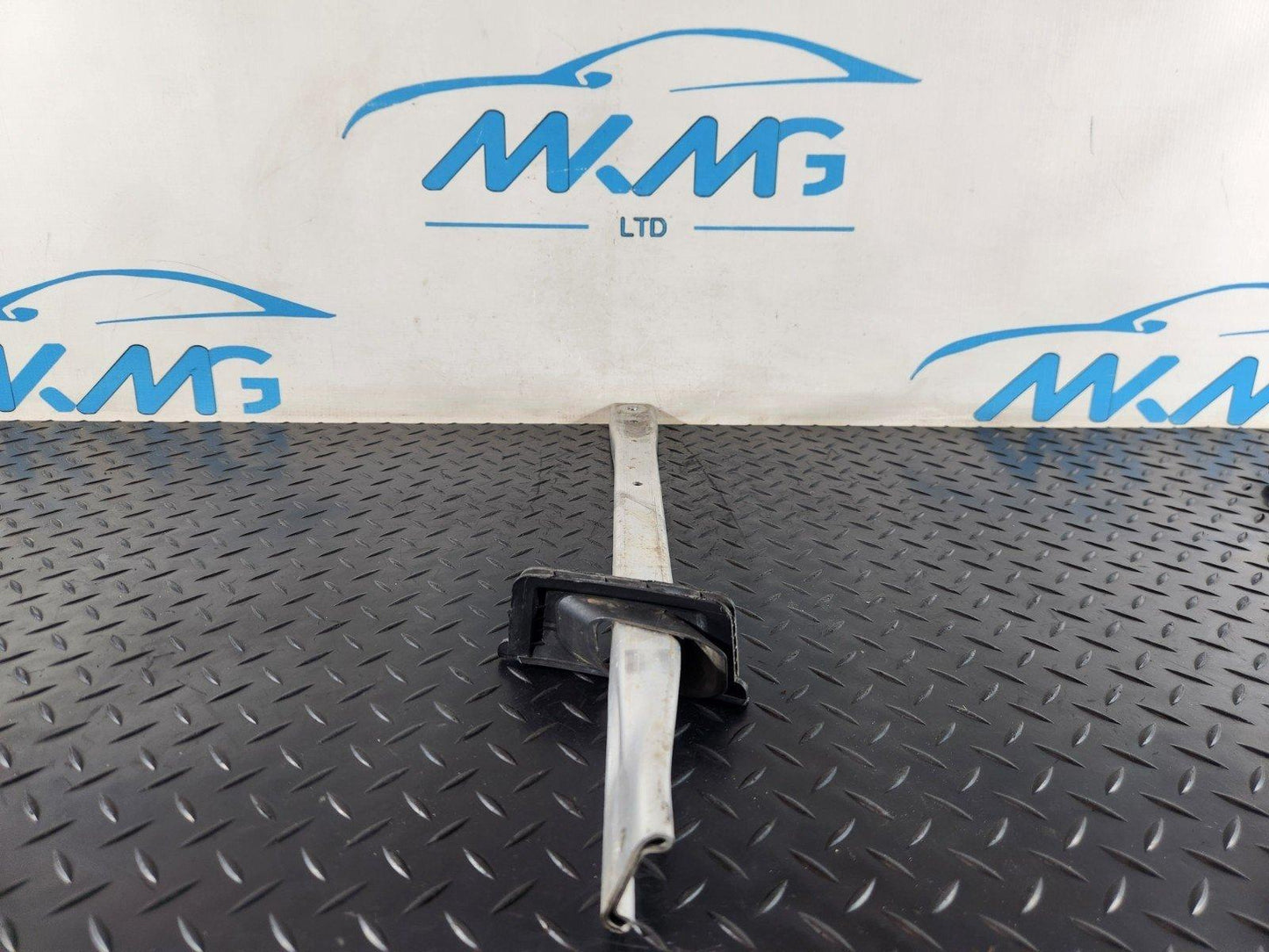 16-19 AUDI A4 B9 GENUINE RIGHT O/S BUMPER BAR BRACKET 8W0905646B