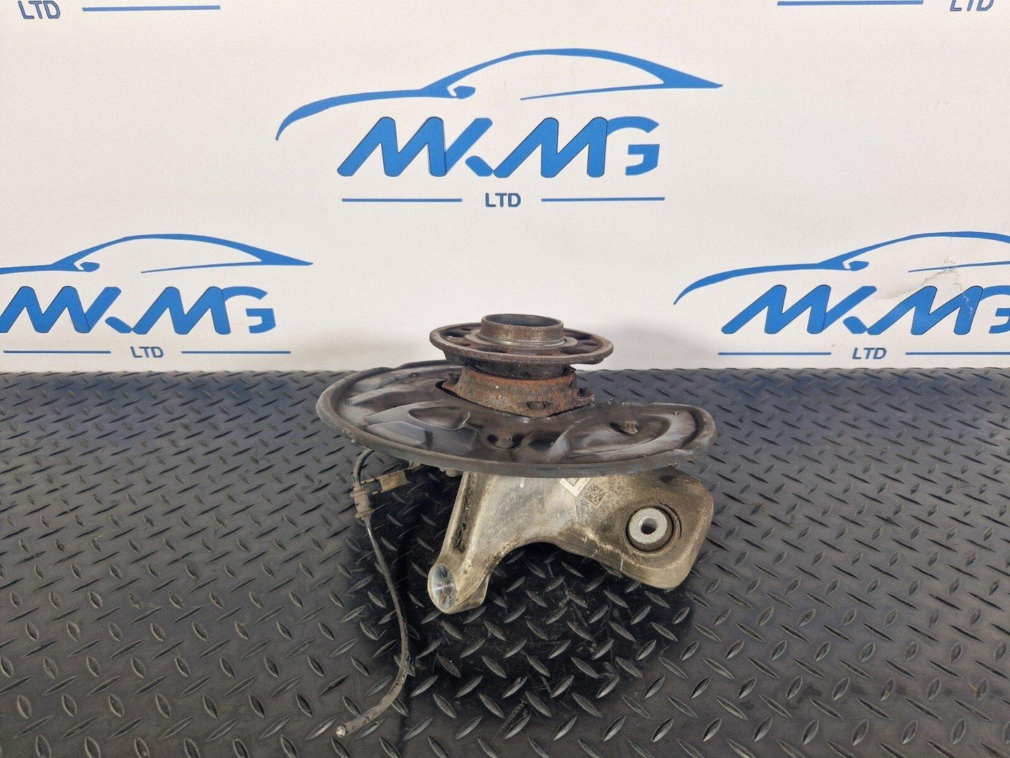 14-21 MERCEDES C350e W205 GENUINE REAR LEFT PASSENGER SIDE WHEEL HUB A2055467380