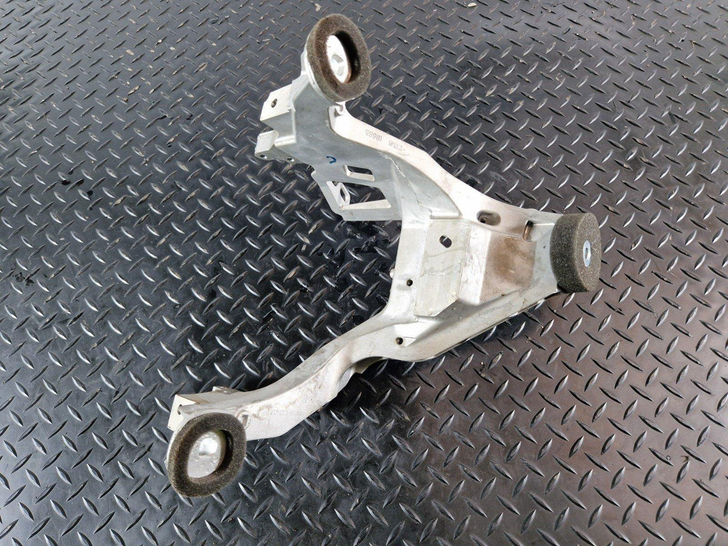 11-18 BMW 6 SERIES F13 STEERING RACK MOUNT BRACKET HOLDER 6140829