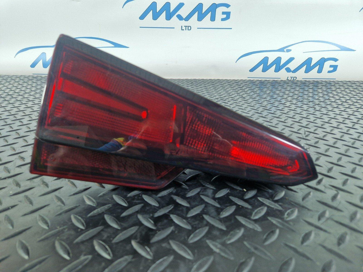 16-19 AUDI A4 B9 SALOON REAR LEFT N/S/R INNER BOOTLID LIGHT 8W5945075A