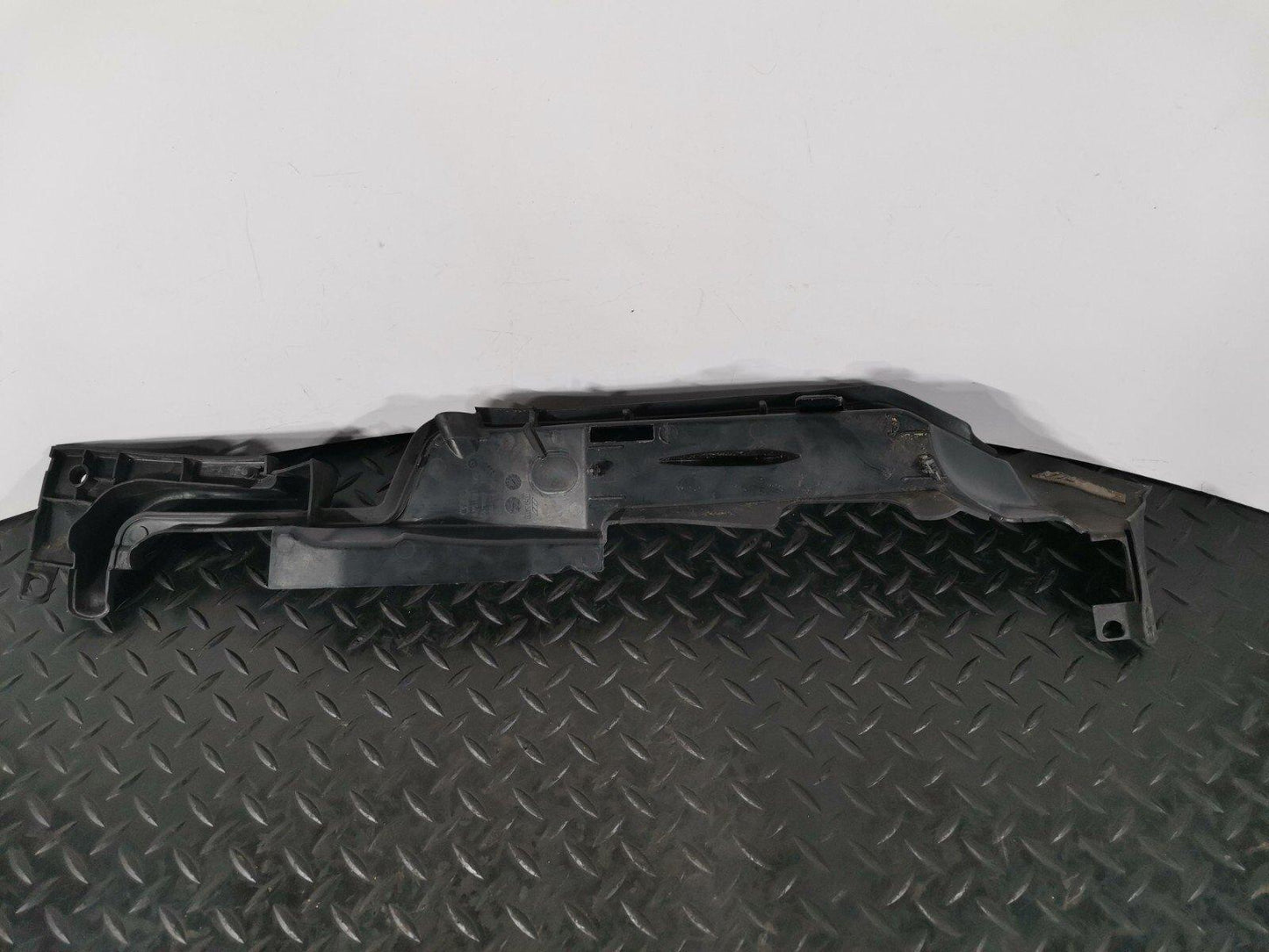 16-19 AUDI A4 B9 SALOON GENUINE RIGHT DRIVER SIDE WING PANEL  SEAL 8W0821170