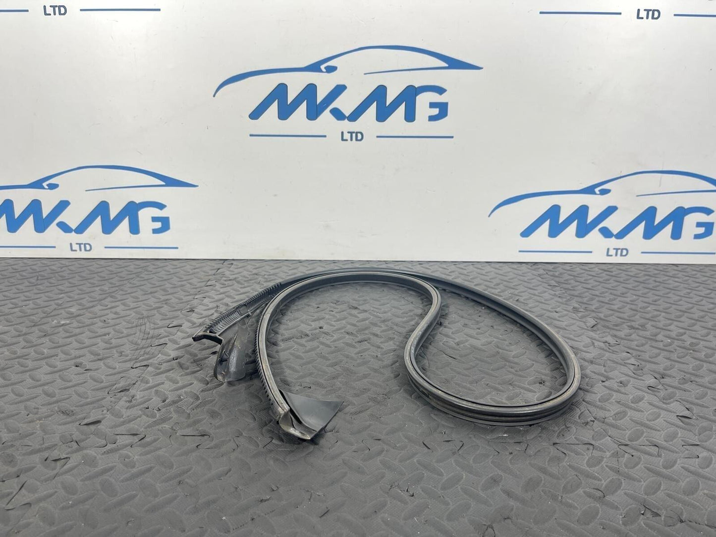 13-19 MERCEDES BENZ CLA C117 FRONT RIGHT DOOR SEAL RUBBER A1176730421