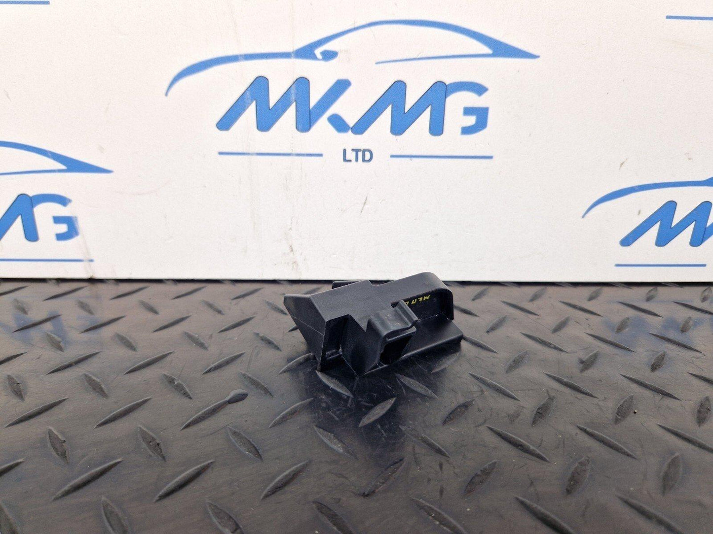 14-21 MERCEDES BENZ C200 W205 OEM AIR DUCT UPPER SEAL BRACKET A2058314700