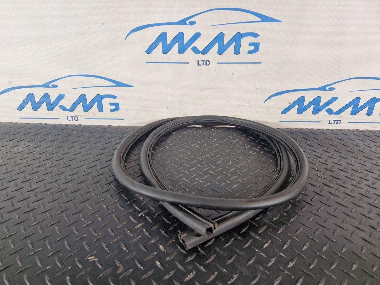 10-15 AUDI Q7 4L GENUINE OEM ENGINE HOOD BONNET RUBBER SEAL 4L0823731