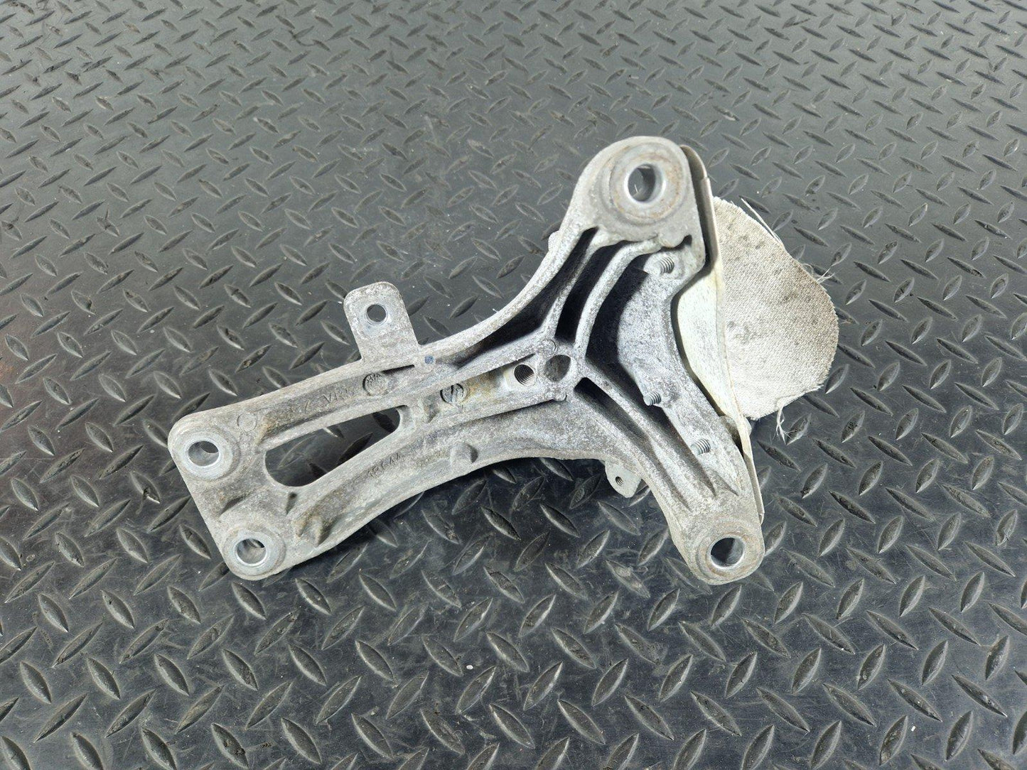 12-18 AUDI A6 C7 GENUINE FRONT RIGHT DRIVER ENGINE MOUNT 4G0199308AE