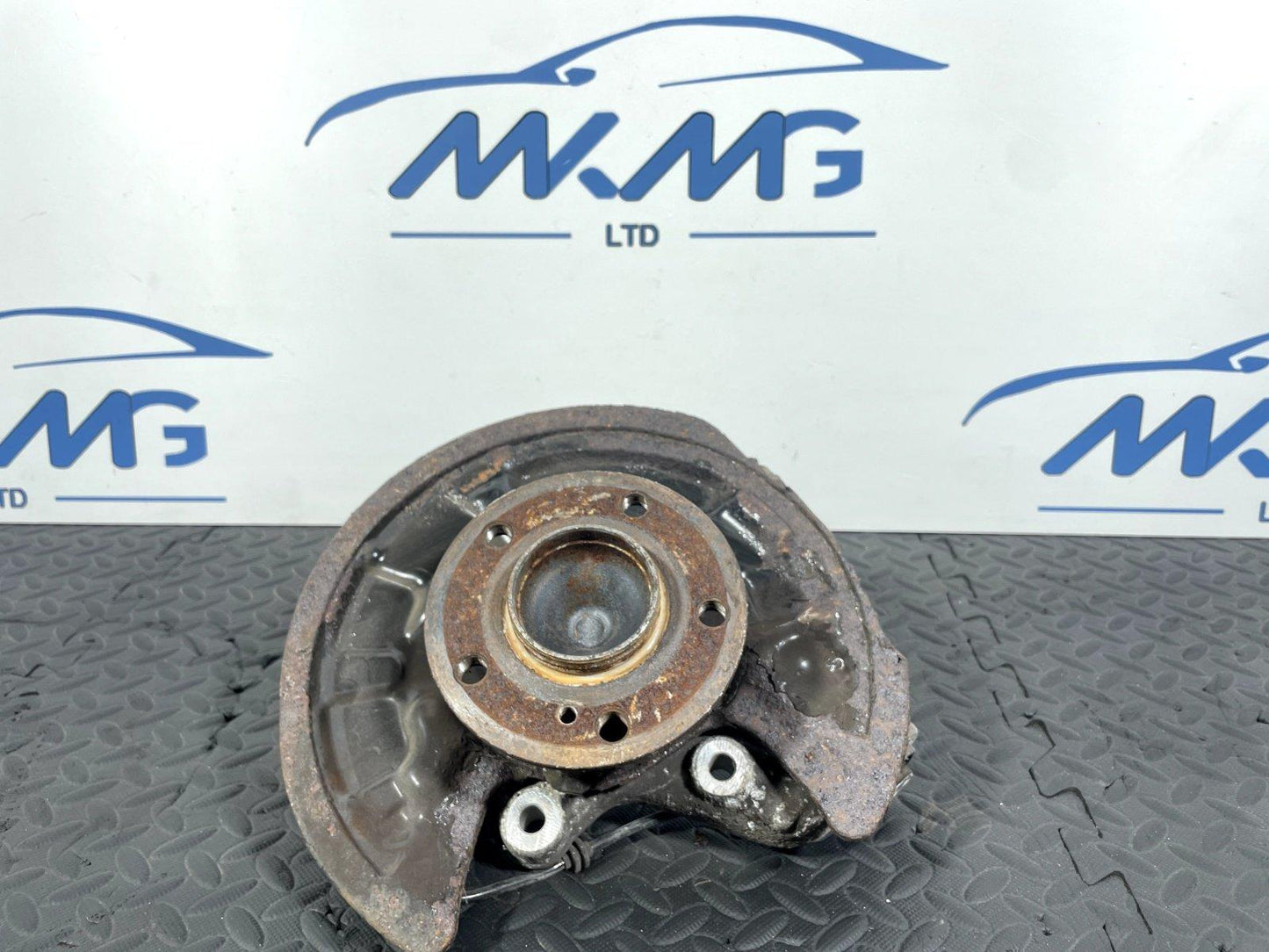 12-18 MERCEDES A B CLA W176 W246 C117 GENUINE REAR RIGHT SIDE WHEEL HUB A2460406