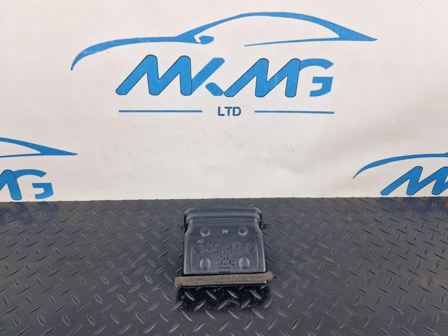 16-19 AUDI A4 AVANT B9 S-LINE OEM AIR CHANEL CONNECTING VENT 8W0857042
