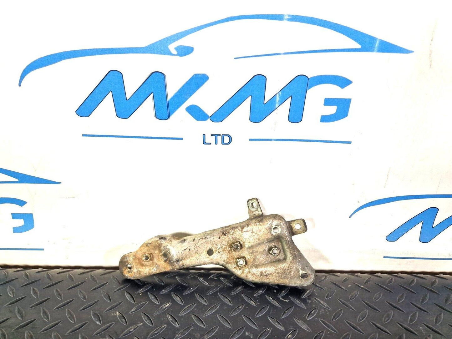 18-ON MERCEDES BENZ SPRINTER W907 OEM VALVE BRACKET A6511400200