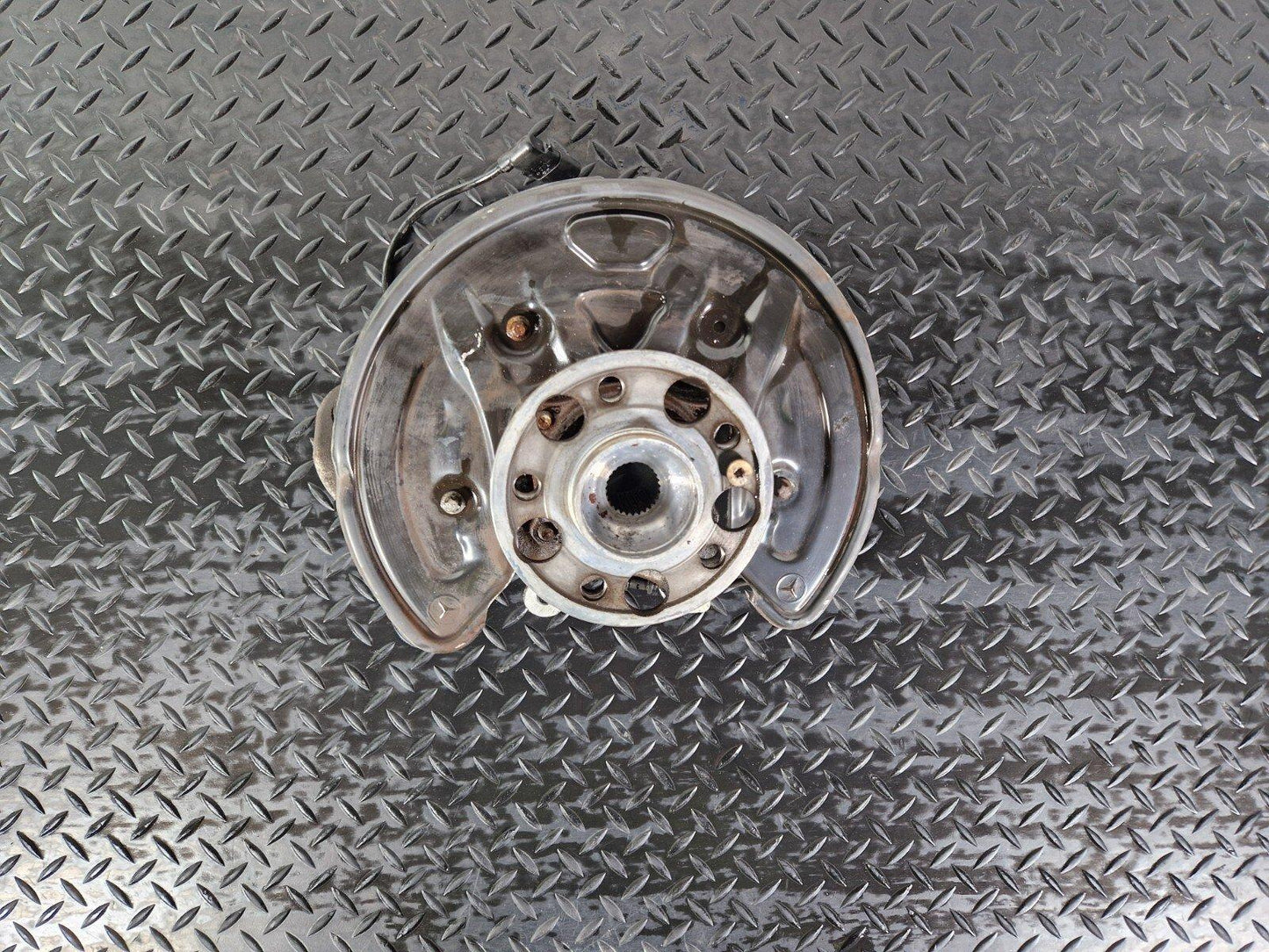 14-21 MERCEDES BENZ C200 W205 REAR LEFT PASSENGER SIDE WHEEL HUB A2055467380