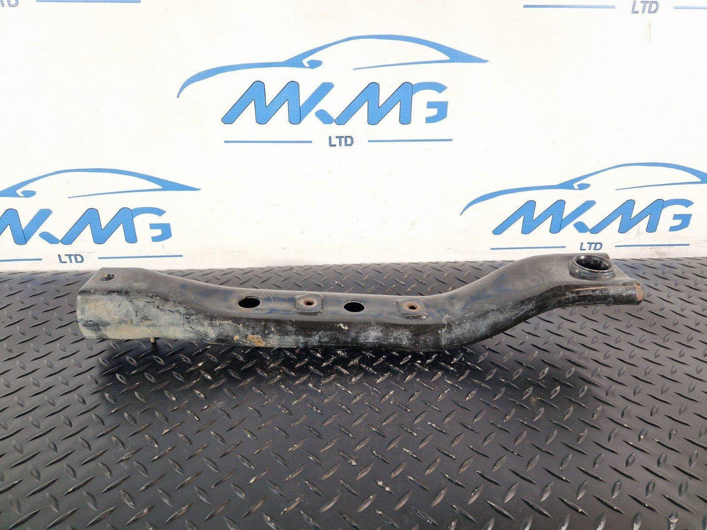 18-ON MERCEDES-BENZ W906 SPRINTER DRIVER SUBFRAME MOUNT BRACE STRUT A9063300105