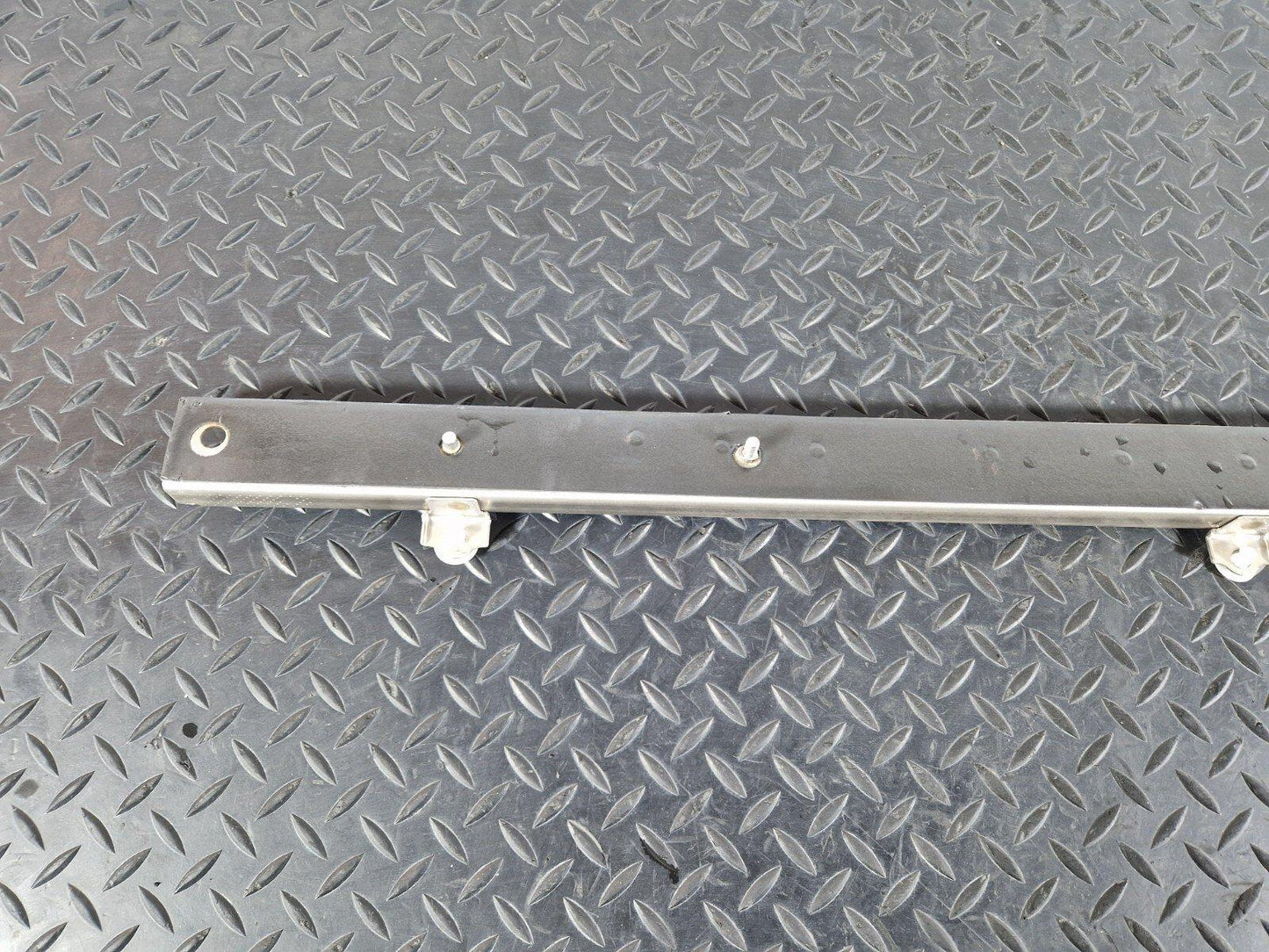 14-23 MERCEDES BENZ VITO W447 MIDDLE RIGHT SLIDING DOOR RUNNER GUIDE A4477662200