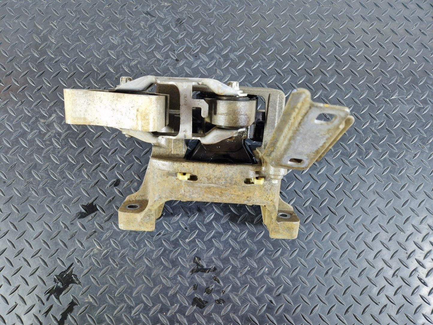 18-ON MERCEDES BENZ SPRINTER W910 FWD OM651.958 ENGINE MOUNT BRACKET A9102410000