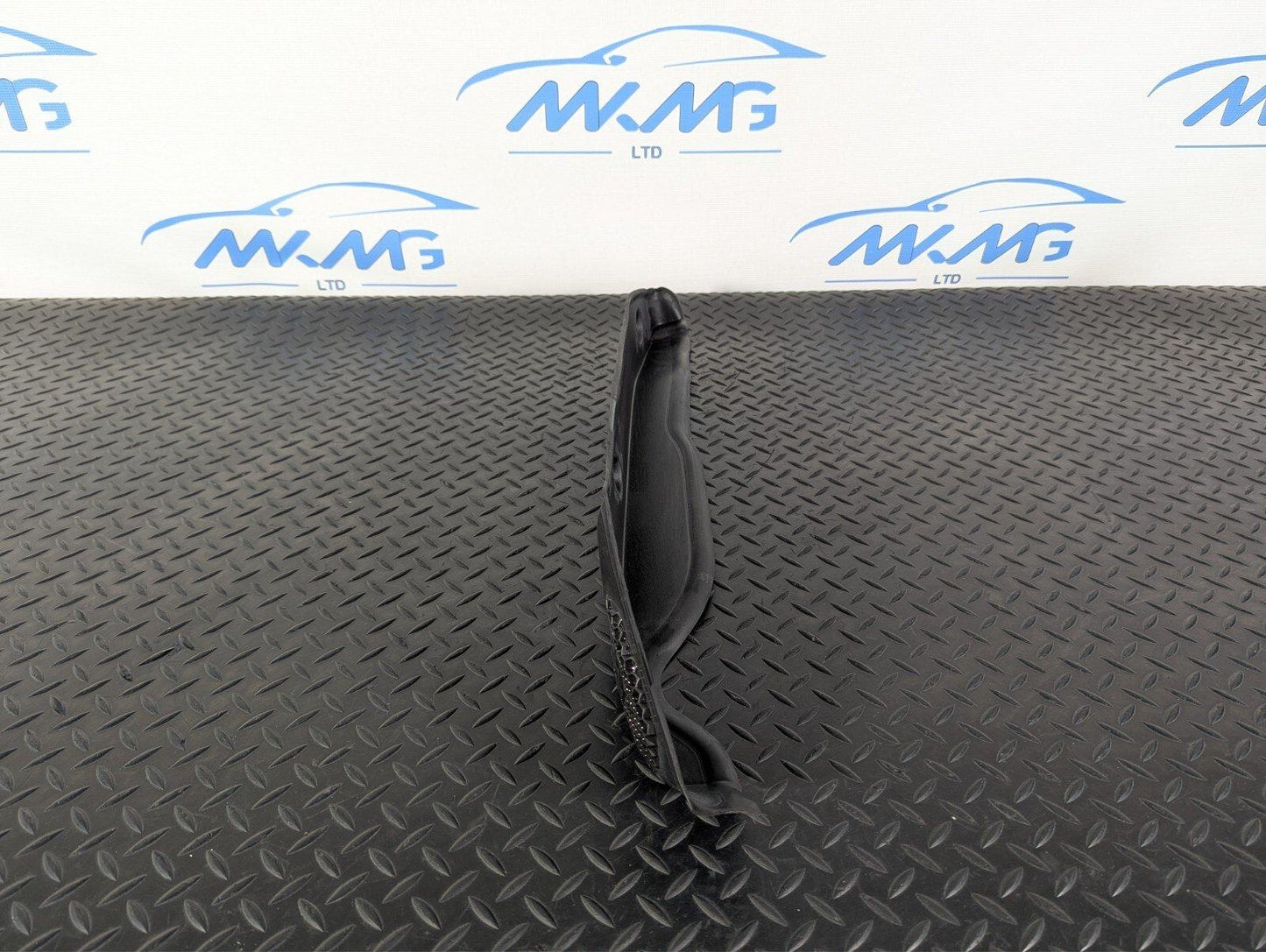 11-19 MERCEDES BENZ ML W166 FRONT RIGHT O/S WING FENDER COVER SEAL A1668890025
