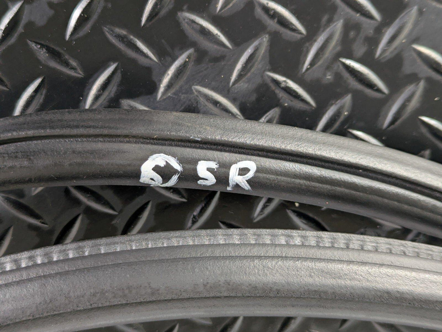 16-19 AUDI A4 B9 SALOON OEM REAR DOOR RUBBER SEAL FITS LEFT & RIGHT 8W5833721B