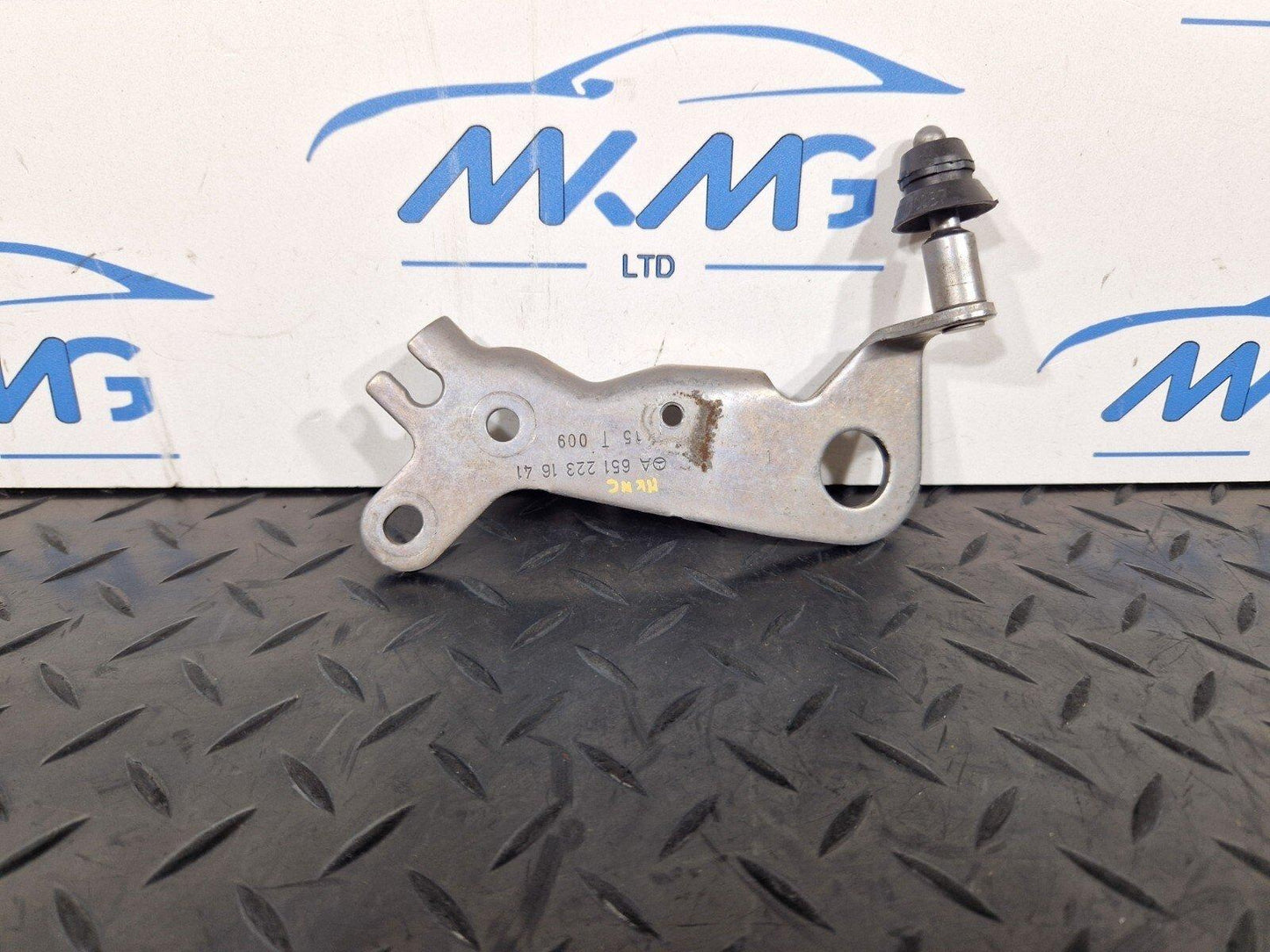 14-21 MERCEDES-BENZ C250 W205 OEM ENGINE LEFT REAR LIFTING LUG CLIP MOUNT HOLDER