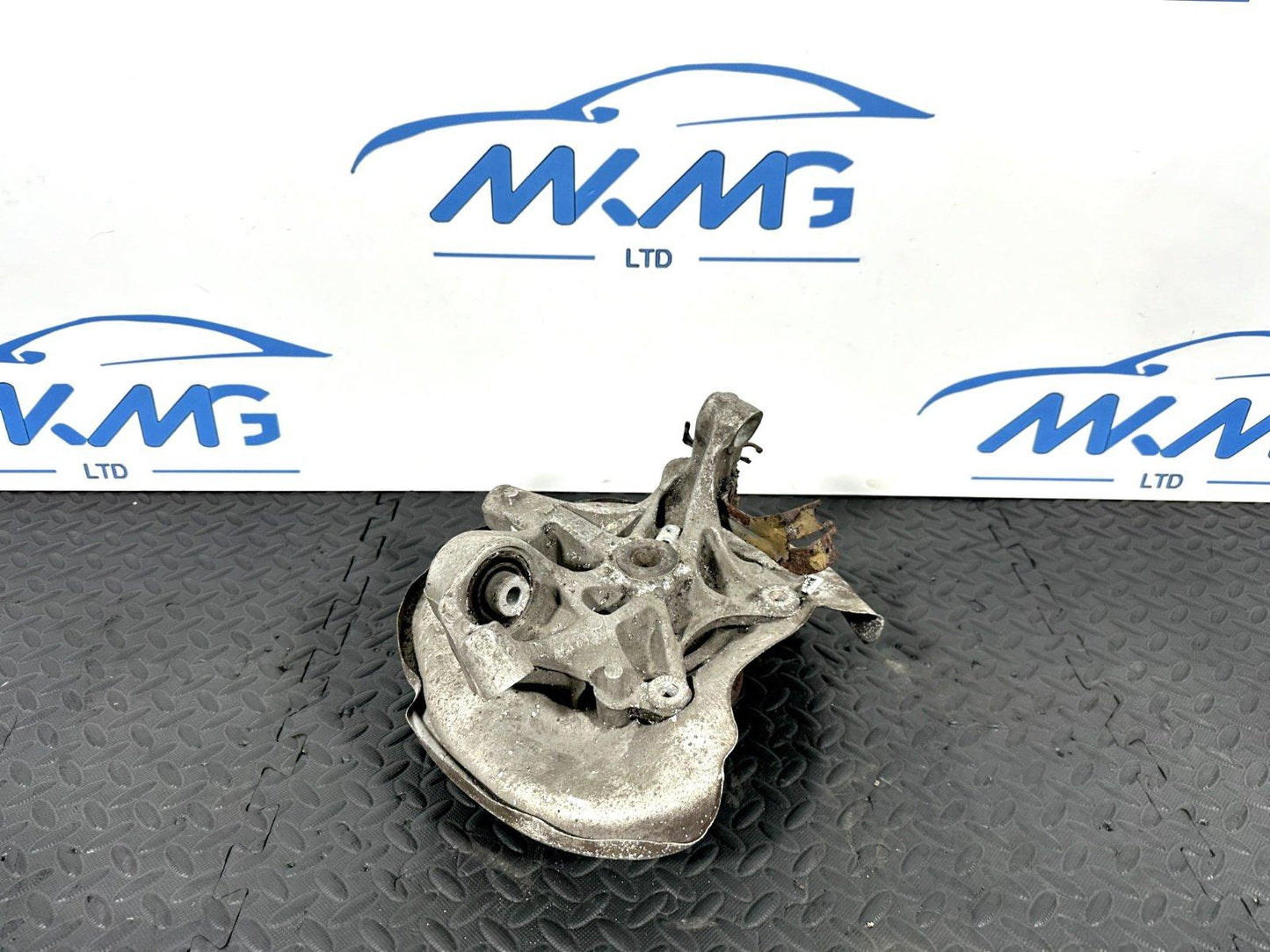 16-19 AUDI A4 B9 S-LINE GENUINE REAR LEFT N/S WHEEL HUB & BEARING 8W0505431S
