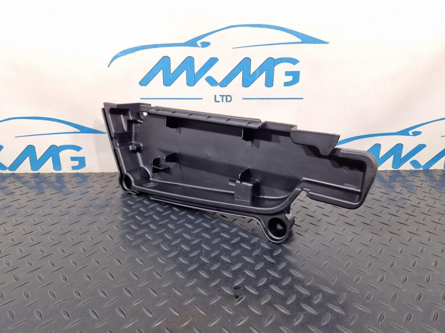 14-21 MERCEDES BENZ C200d W205 WARNING TRIANGLE TRAY HOLDER BRACKET A2056803903
