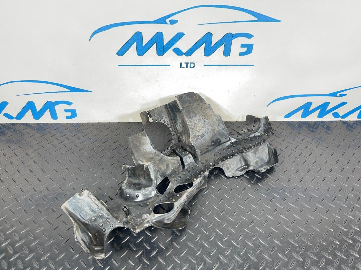 14-21 MERCEDES BENZ C300h W205 LEFT CENTER NOISE CAPSULE A2135244000