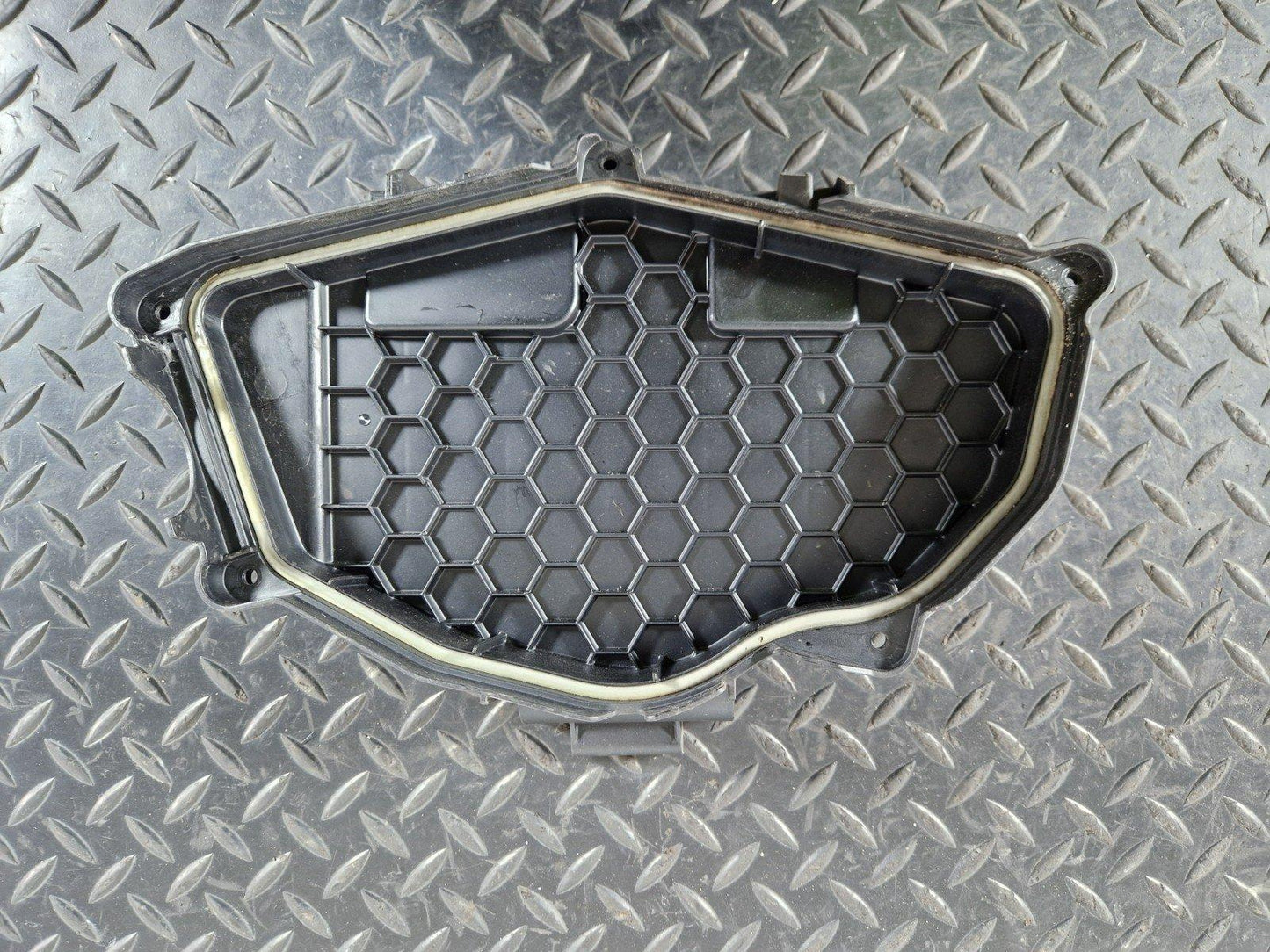 12-18 AUDI A6 C7 2.0 DIESEL CGLC GENUINE HOUSING FOR CONTROL UNITS 4G2907613B