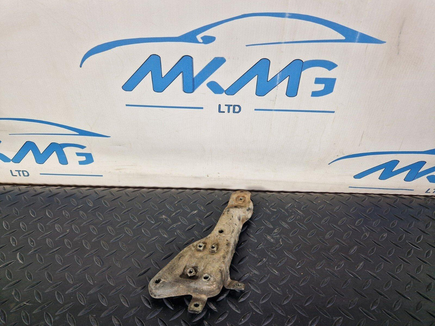 18-ON MERCEDES BENZ SPRINTER W907 OEM VALVE BRACKET A6511400200