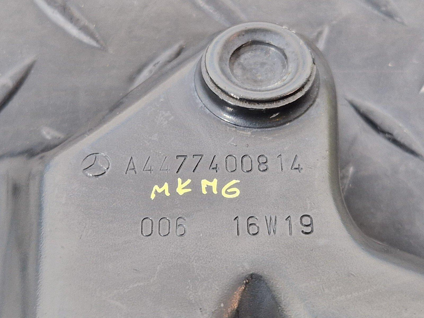 14-23 MERCEDES BENZ VITO W447 OEM REAR RIGHT O/S TAILGATE STRUT BRACKET HOLDER