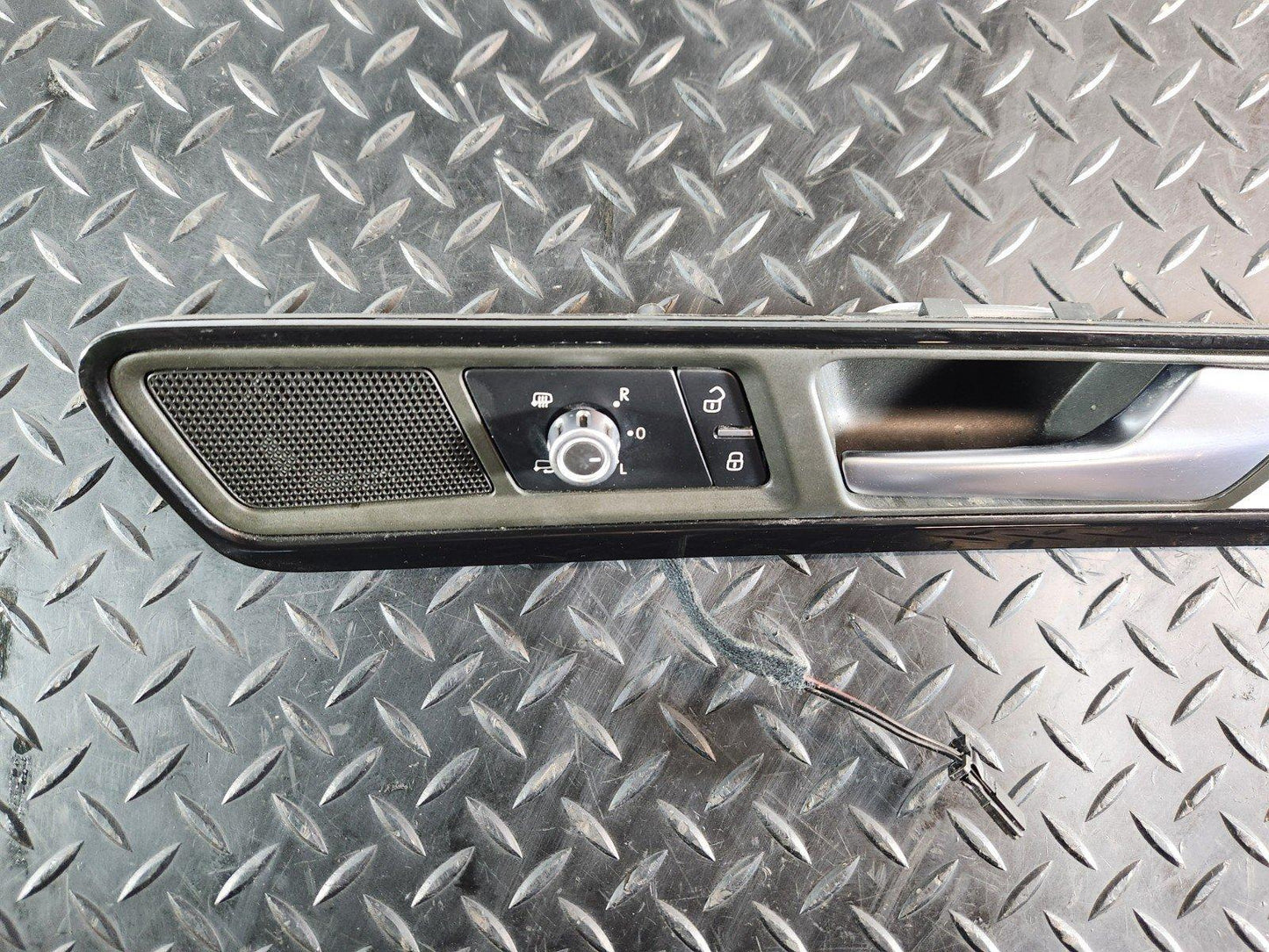 10-18 VW TOUAREG 7P GENUINE FRONT RIGHT O/S DOOR HANDLE 7P6837114