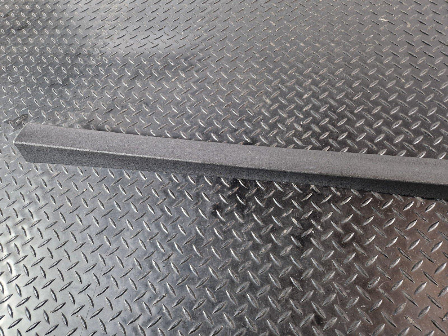 10-15 AUDI Q7 4L GENUINE TAILGATE CENTRE COVER TRIM 4L0867606