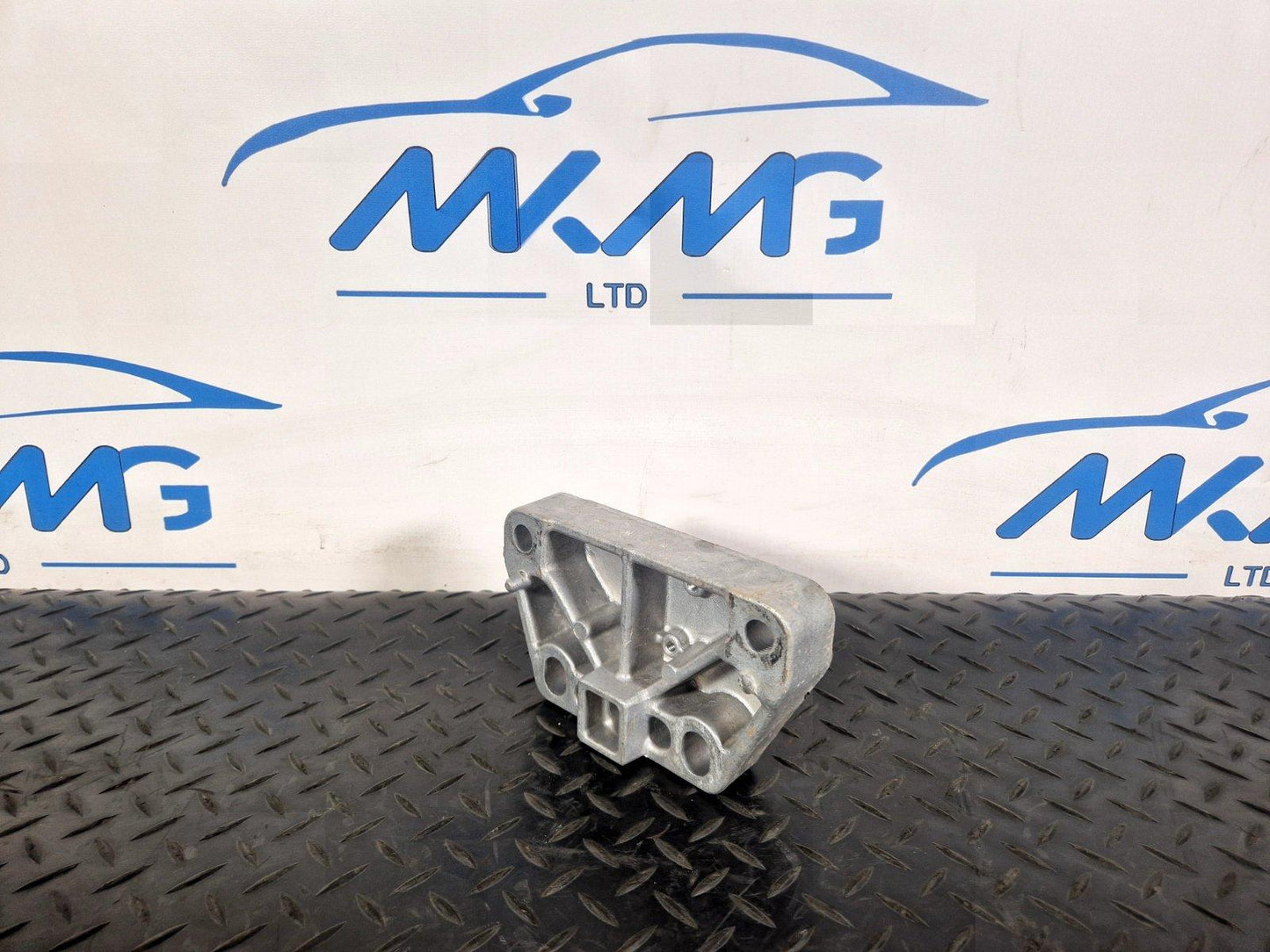 17-20 VW E-GOLF MK7.5 GENUINE FRONT RIGHT O/S/F ENGINE MOUNT BRACKET 5QE199588B