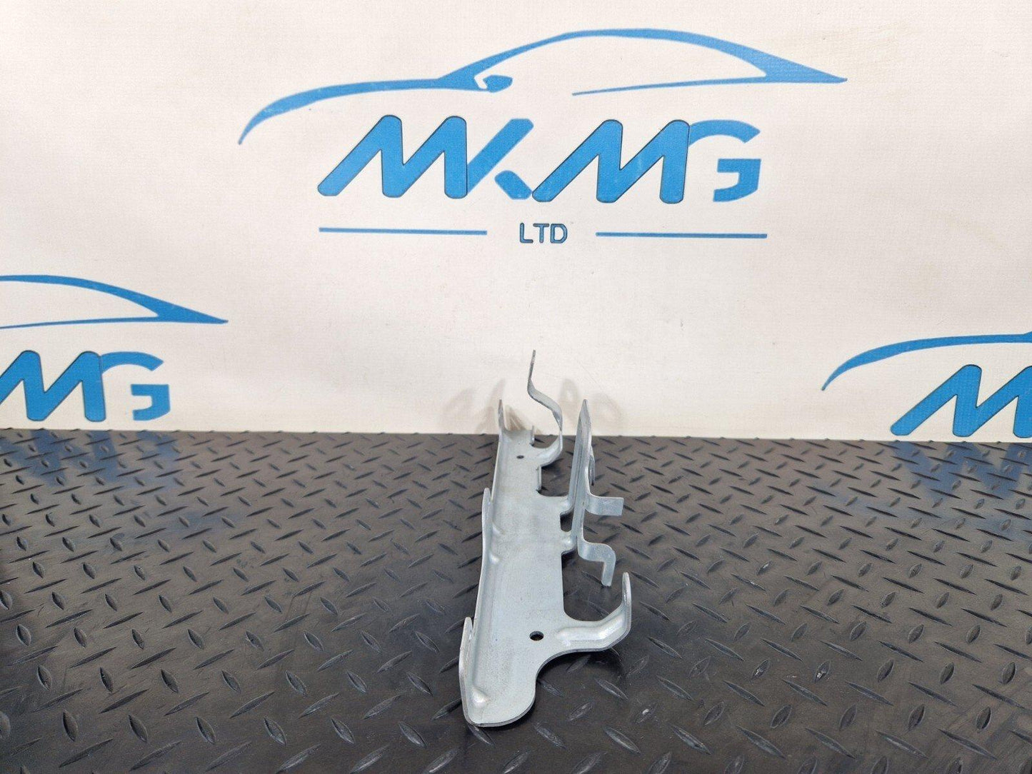 14-21 MERCEDES BENZ C220 W205 GENUINE RIGHT SIDE O/S BOOT BRACKET A2056914400