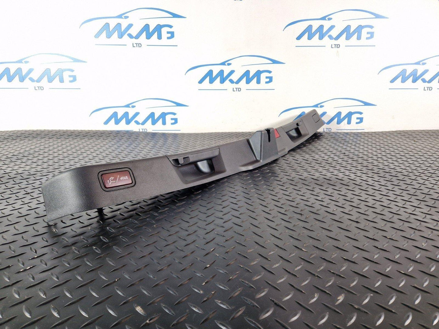 11-19 MERCEDES BENZ ML W166 REAR TAILGATE LOWER COVER LATCH TRIM A1667400572