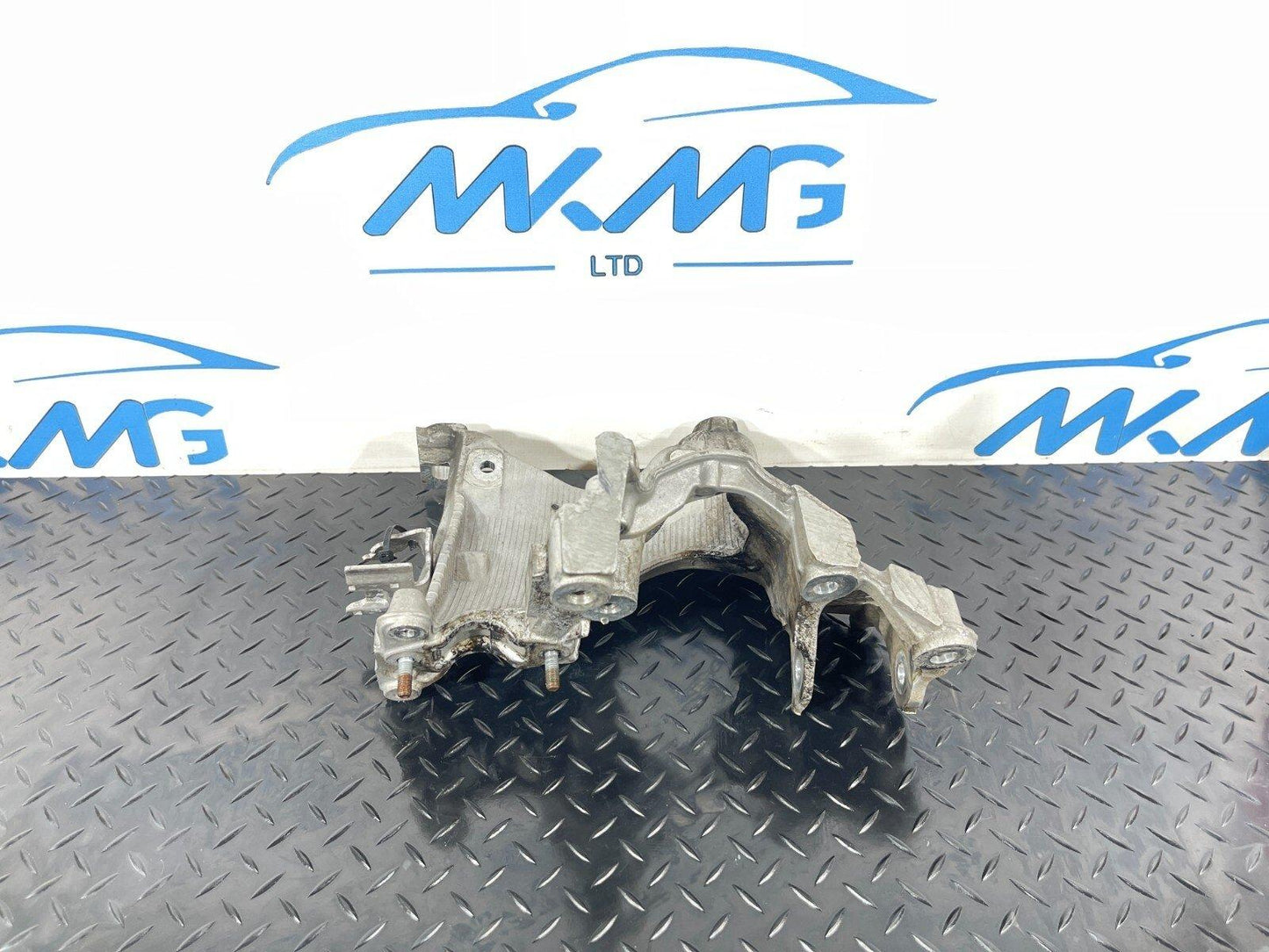 16-19 AUDI A4 B9 S-LINE QUATTRO RIGHT SIDE ENGINE MOUNT BRACKET 8W0399296E