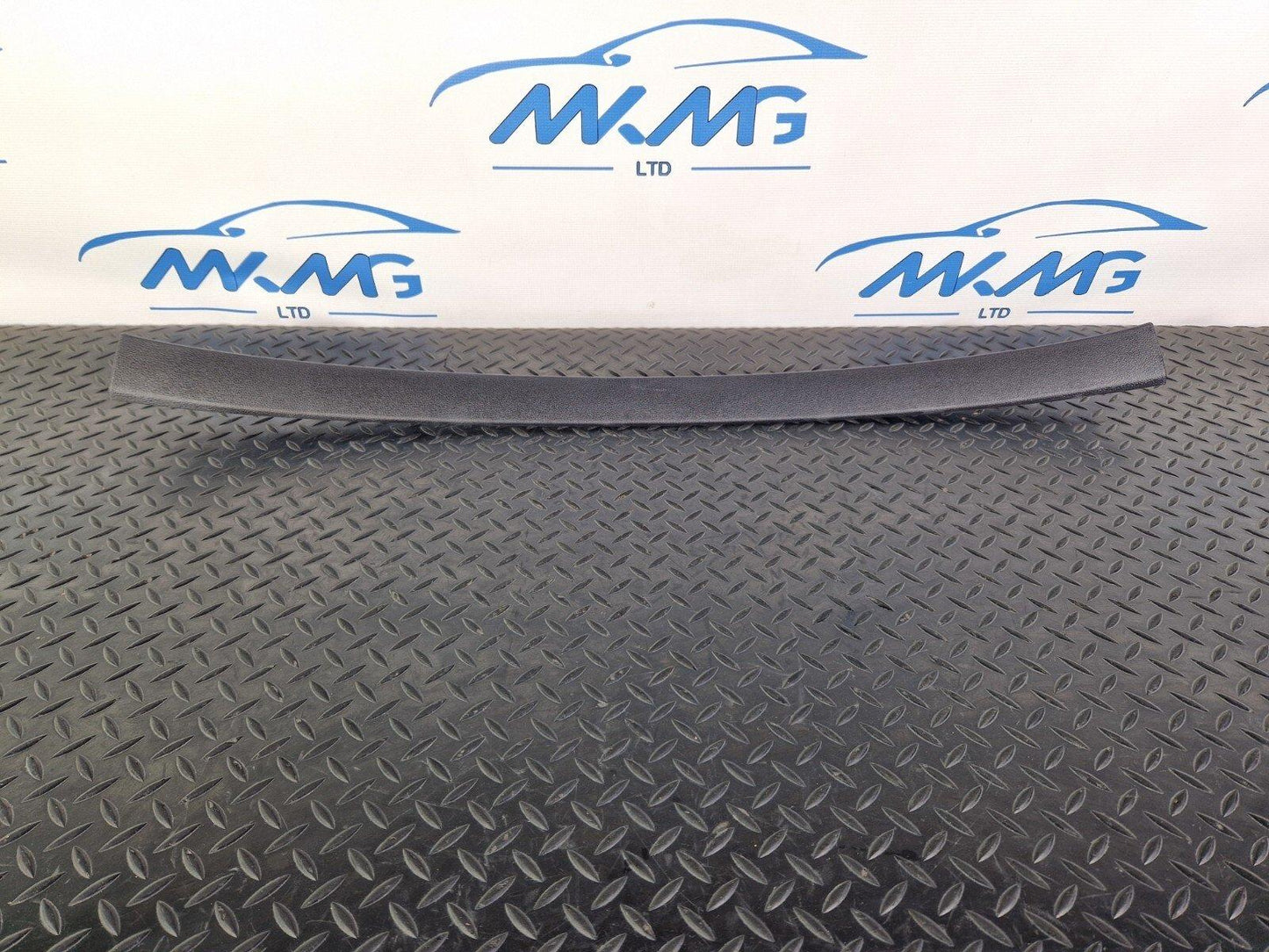 10-15 AUDI Q7 4L GENUINE OEM TAILGATE CENTRE COVER TRIM 4L0867606