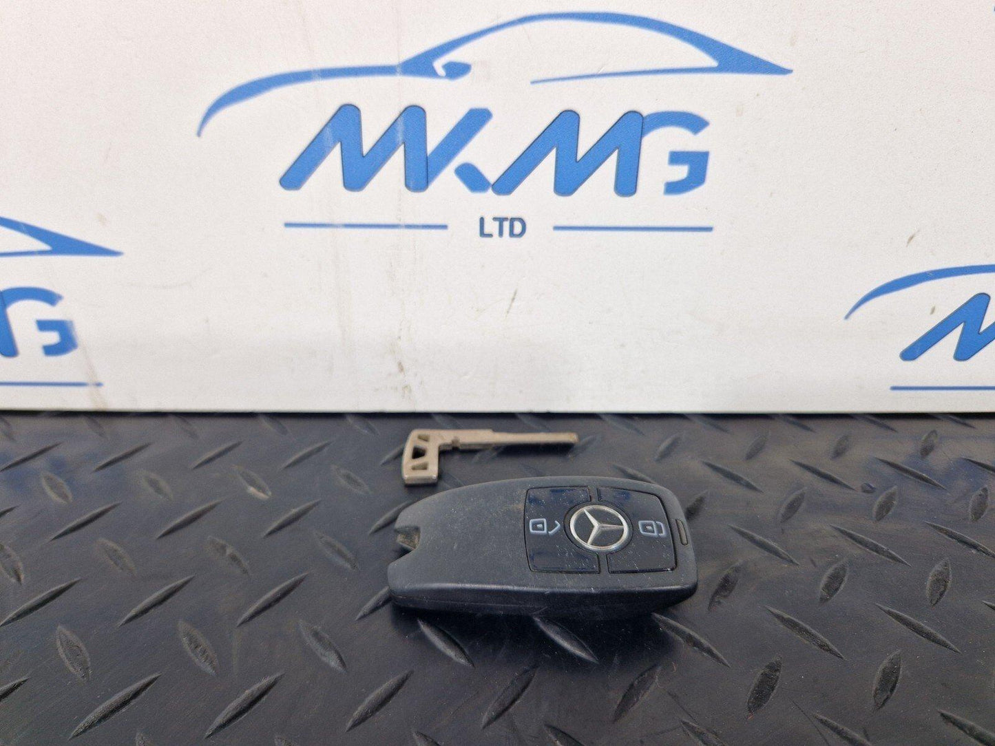 18-ON MERCEDES BENZ SPRINTER W907 SPRINTER KEY FOB REMOTE A2479052303